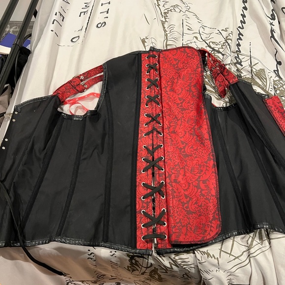 Red corset - Picture 11 of 11